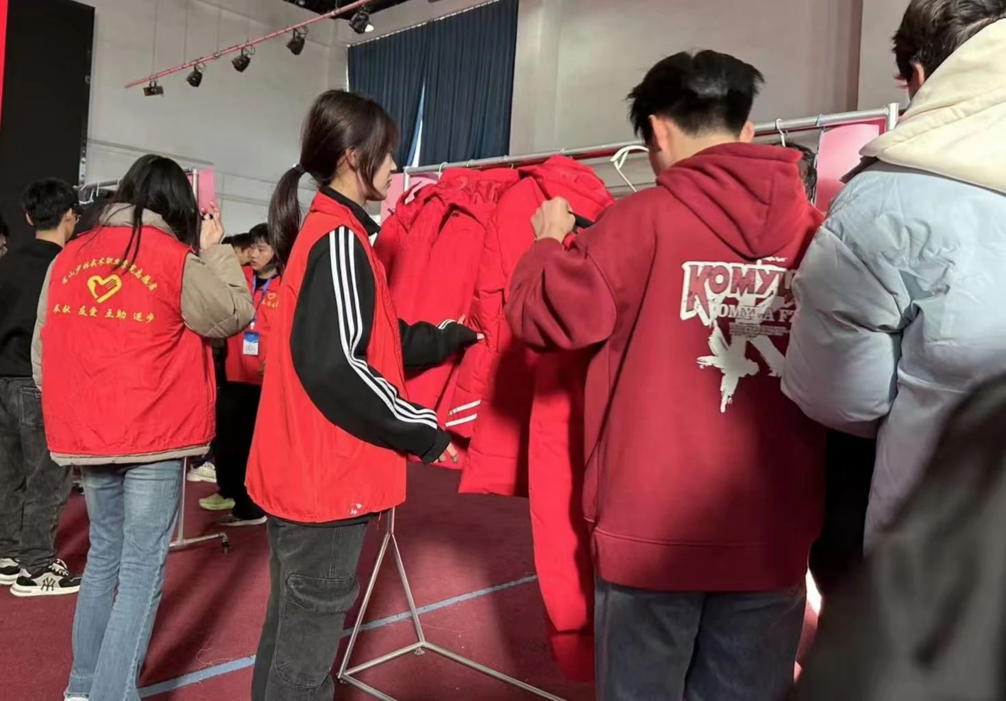 1733387408213448.jpg 校会志愿者发棉服.jpg